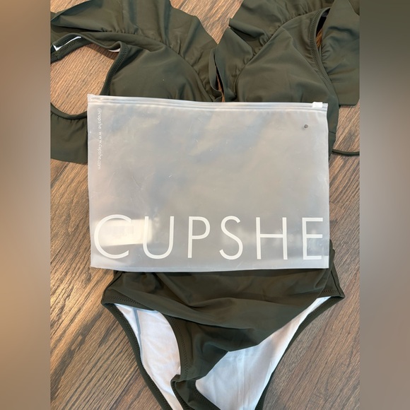 NWT Cupshe Ruffled One Piece Swimsuit, size Small - Picture 3 of 9